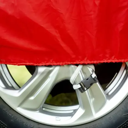 Buckle di velg pada cover mobil