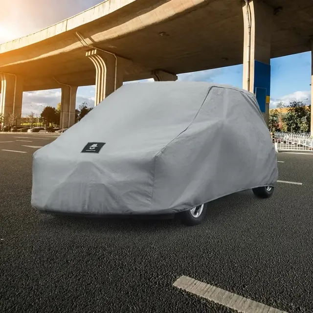 Cover mobil tipe Premium terpasang di mobil