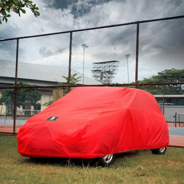Cover mobil tipe Reguler terpasang di mobil